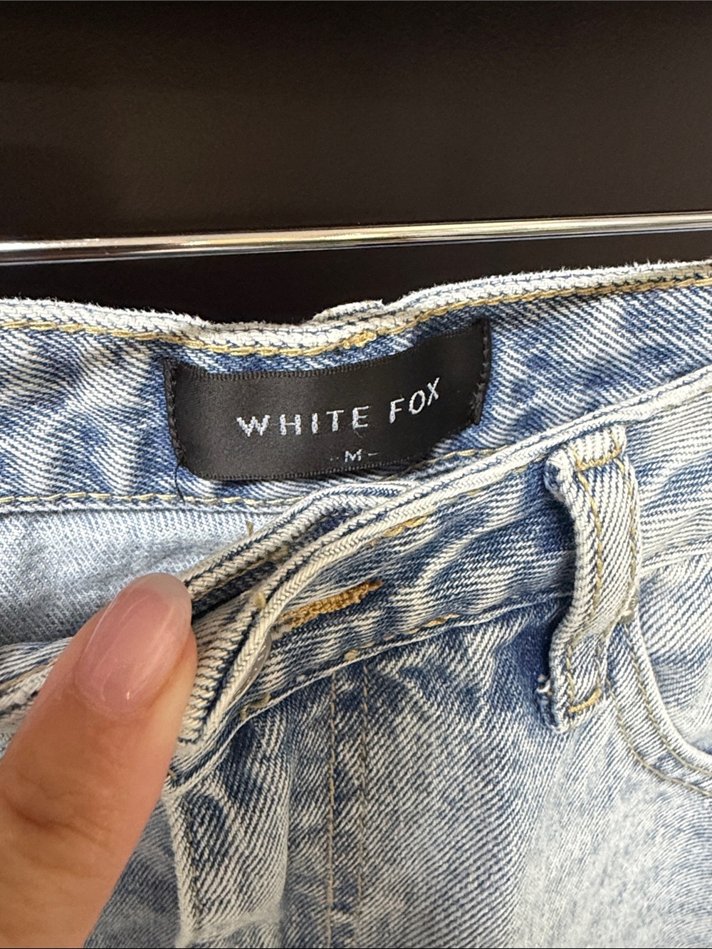 Light Wash High-Rise White Fox Women’s Jeans!! EUC 💙
